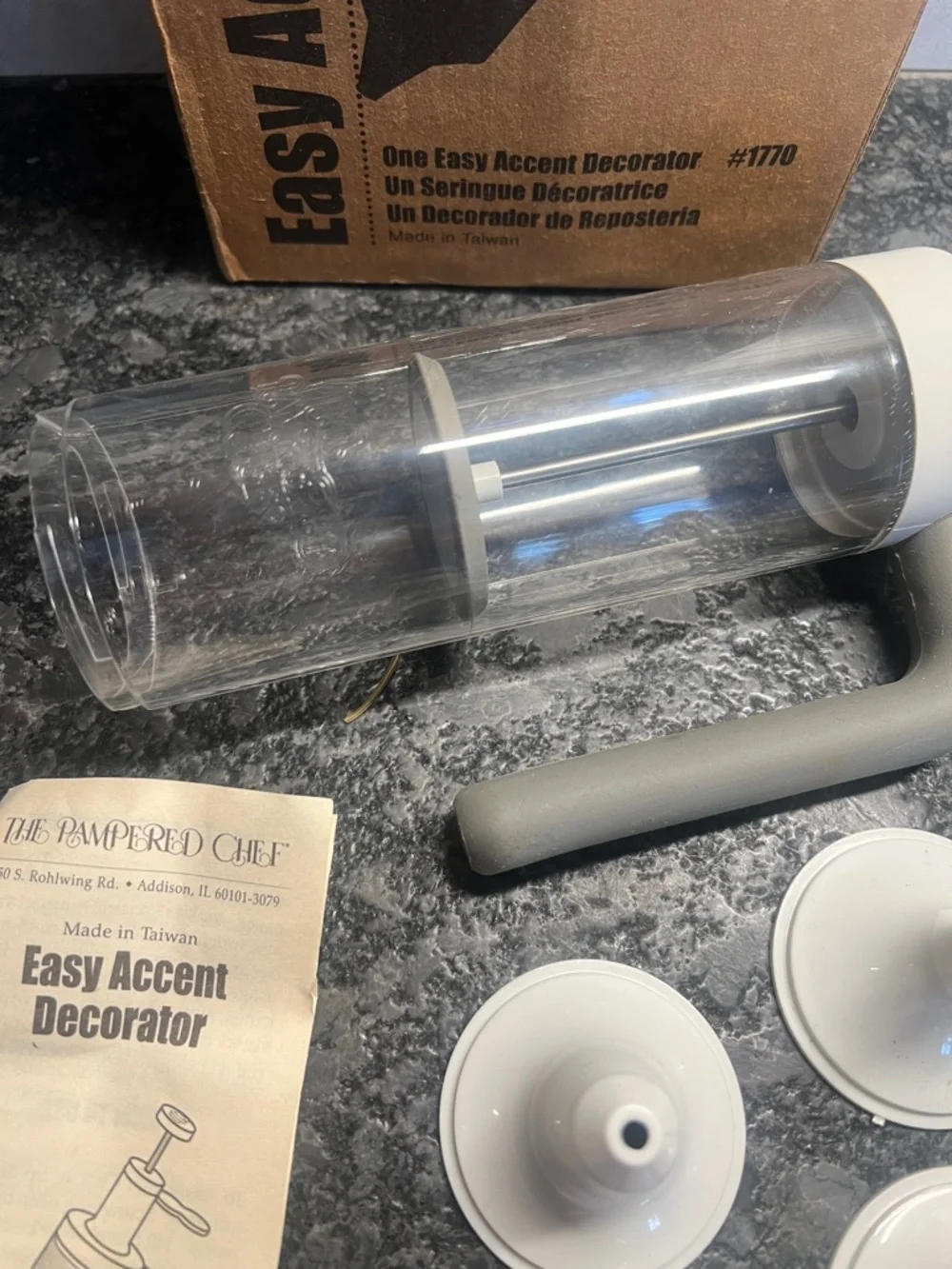 Pampered Chef Easy Accent Decorator kit. Great condition